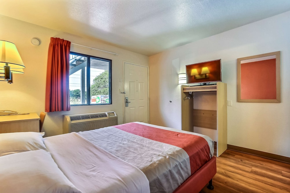 Motel6 Pinole, CA 23/40