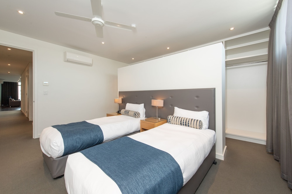 MAWSON LAKES HOTEL 11/64