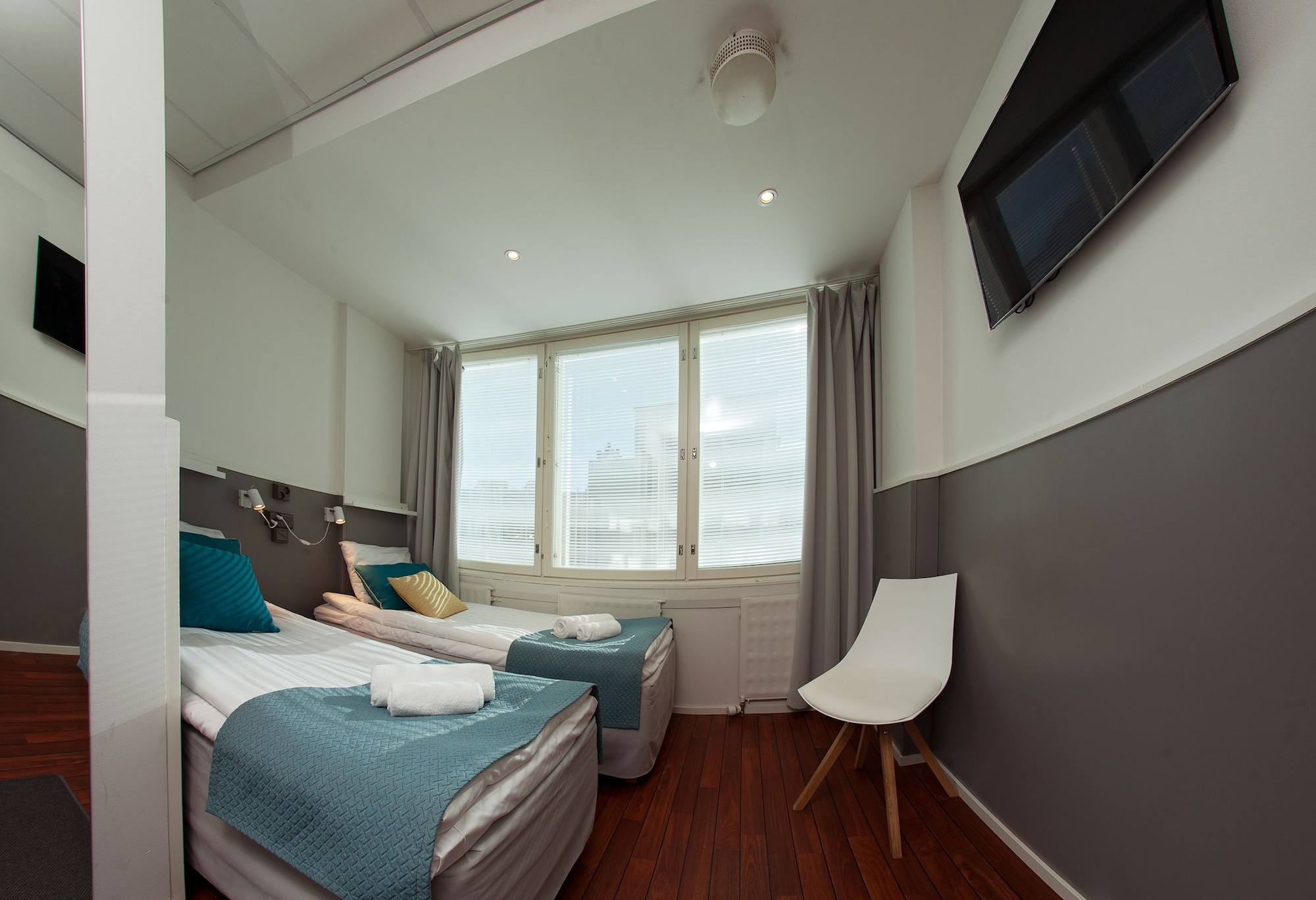 SUPERIOR, STUDIO, TWIN BEDS