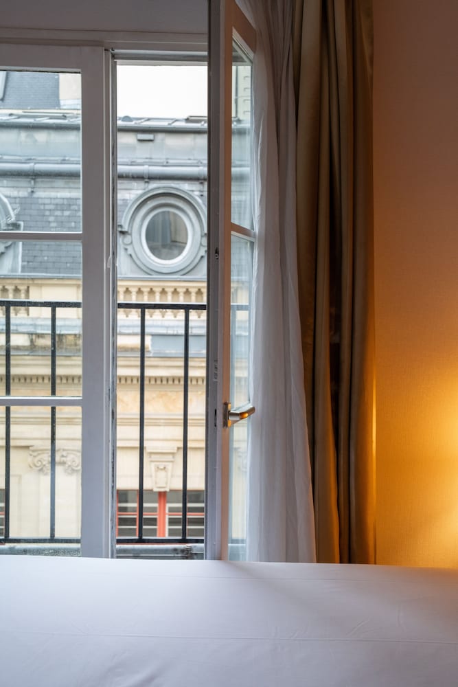 Hotel De Fleurie 15/50