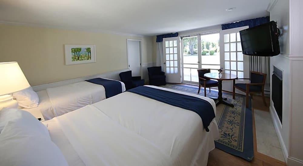 Colonial Inn in Harbor Springs 35/57