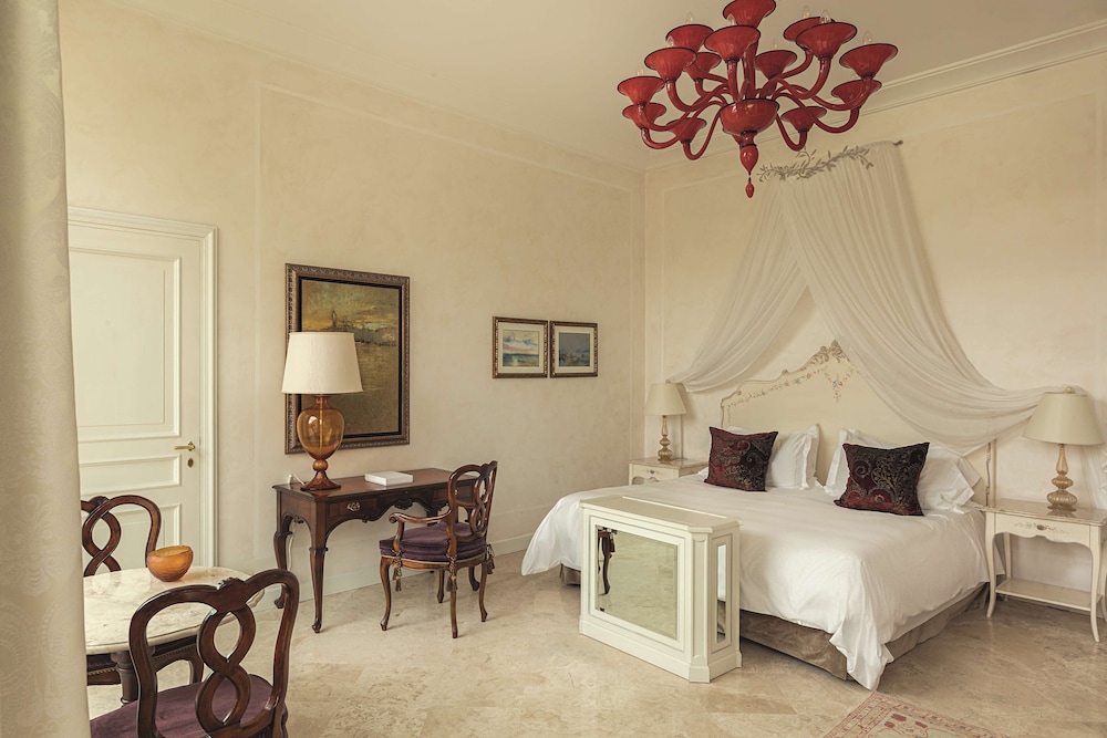 Junior Suite, King Bed, Pool Side, Patio