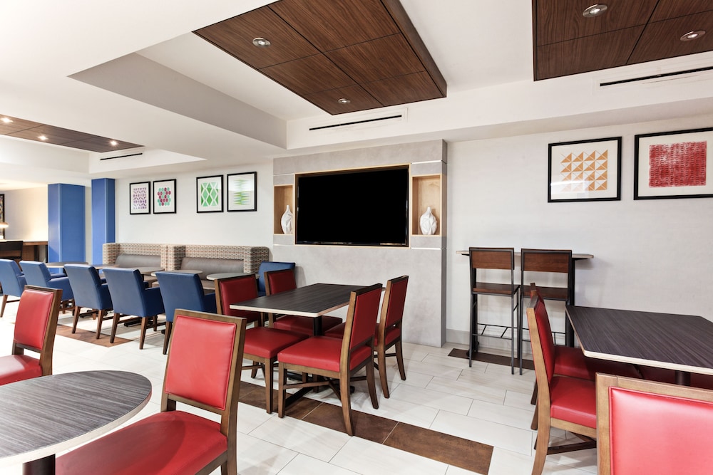 Holiday Inn Express & Suites Elk Grove West I-5 41/51