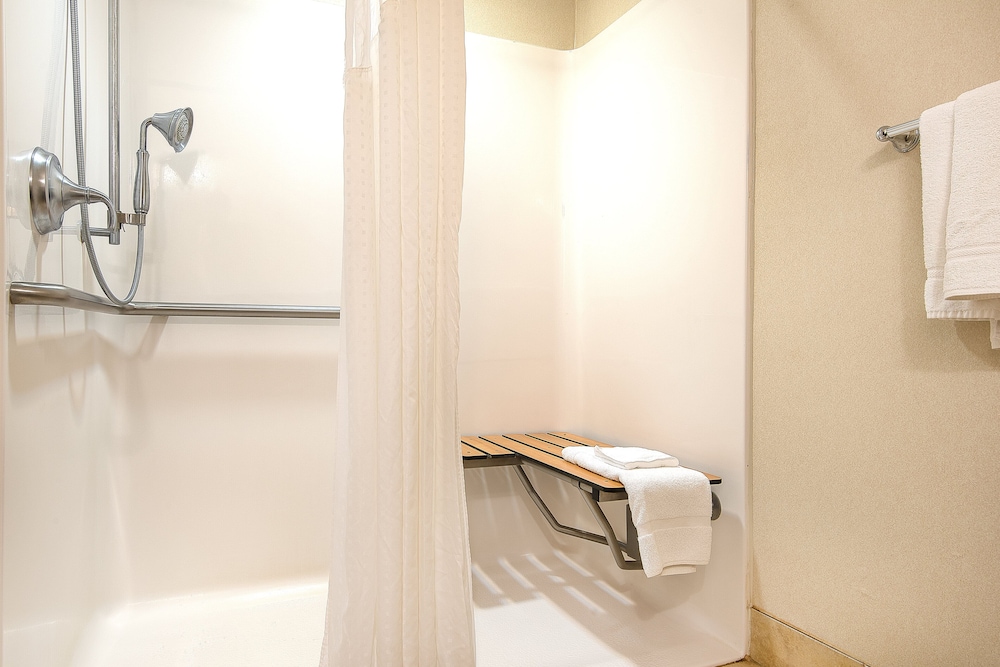 Holiday Inn Express Haskell-Wayne Area 72/75