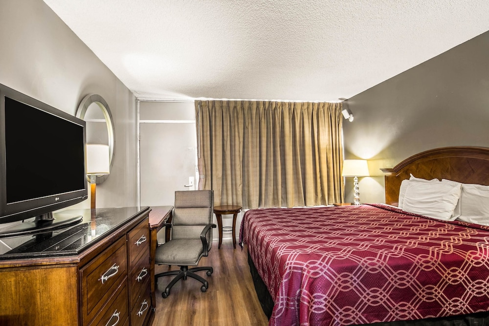EFFICIENCY, KING BED, SMOKING, ACCESSIBLE