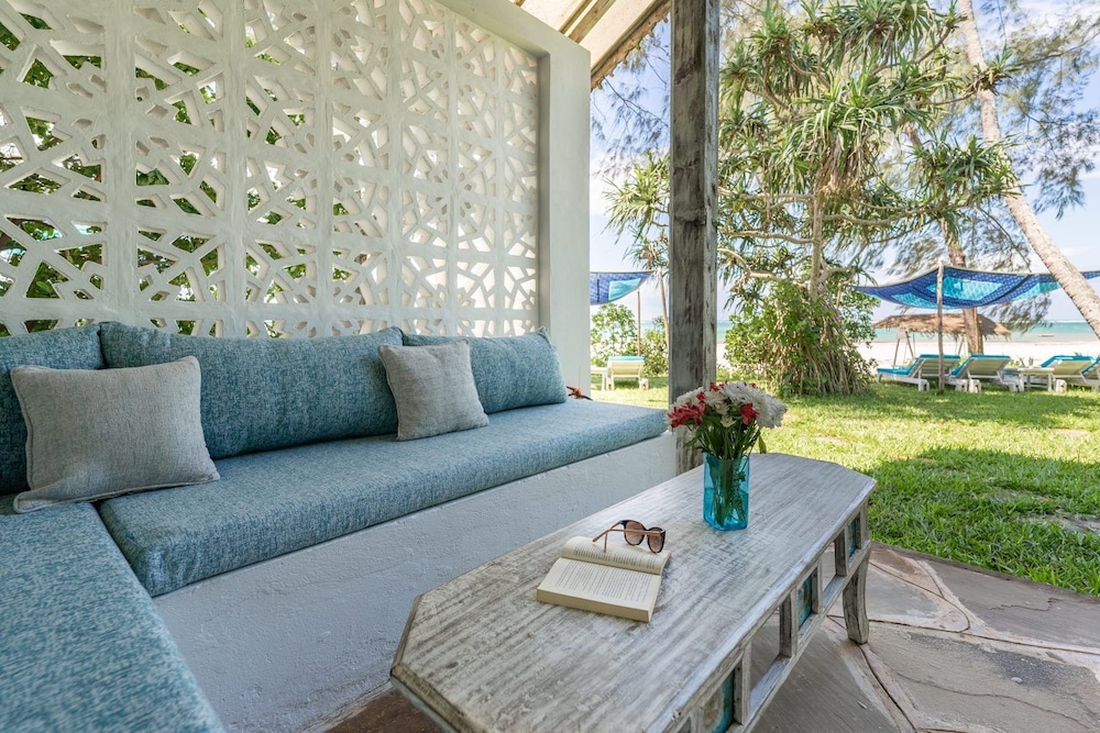 Nomad Beach Resort 40/76