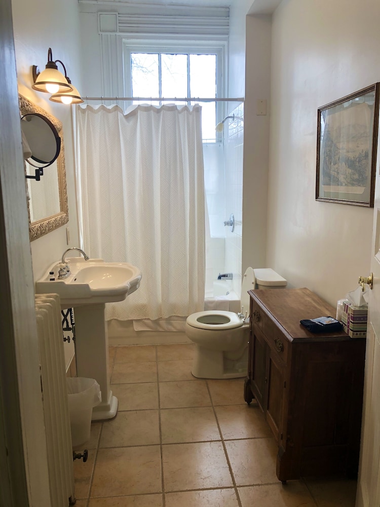 Rogues Harbor Inn 48/50