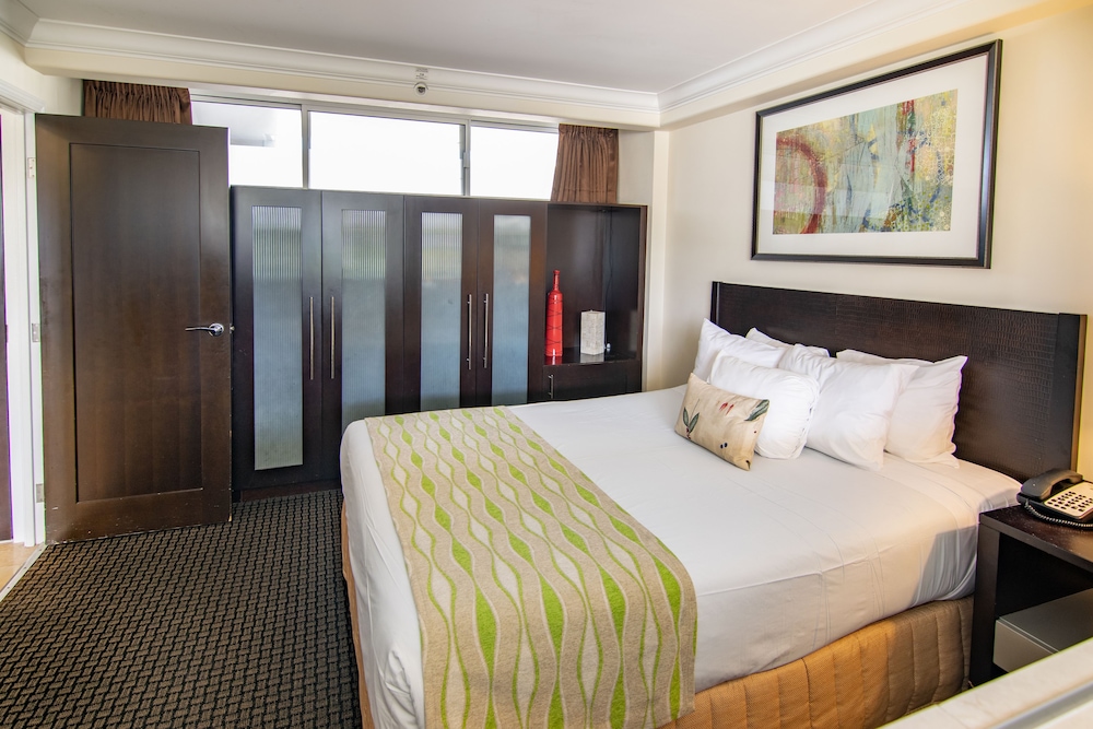 Regency on Beachwalk Waikiki by OUTRIGGER 19/50