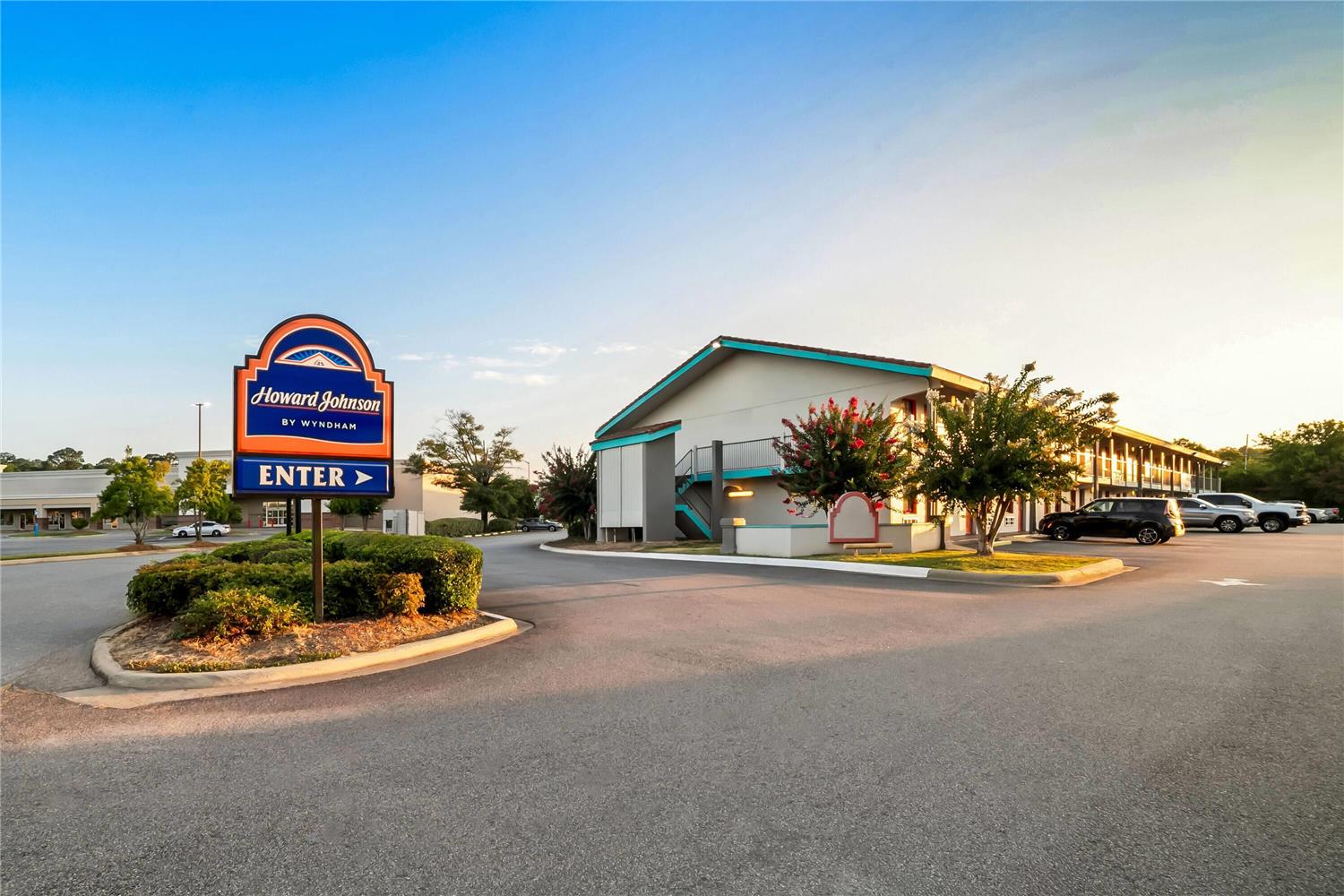 Howard Johnson by Wyndham Columbus Fort Benning 21/26