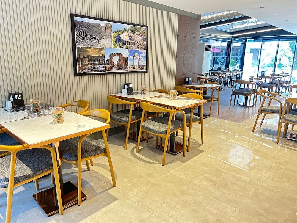 Sam Hotel 33/48