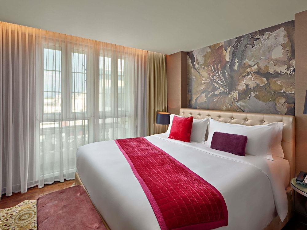 Junior Suite, King Bed, Opera House View