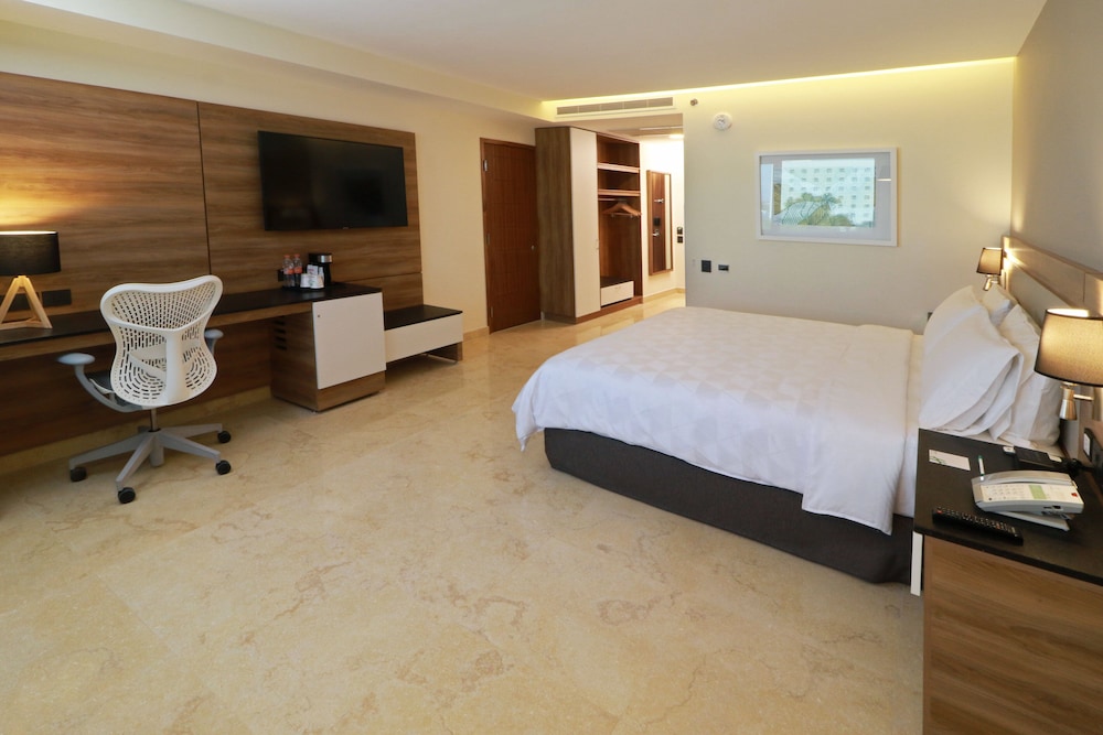 Holiday Inn and Suites Puerto Vallarta Marina and Golf 18/78