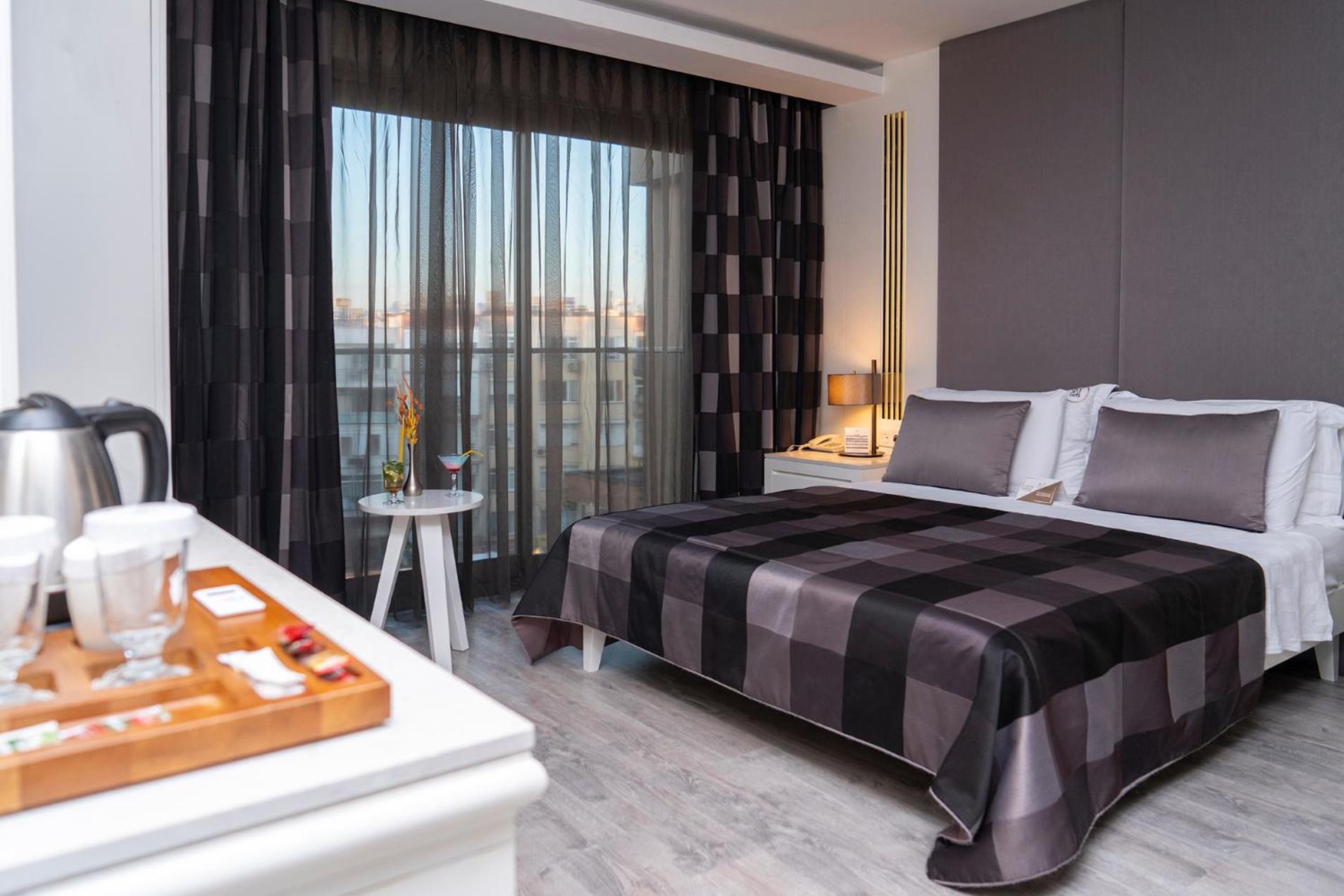 Standard, Queen Bed, City View