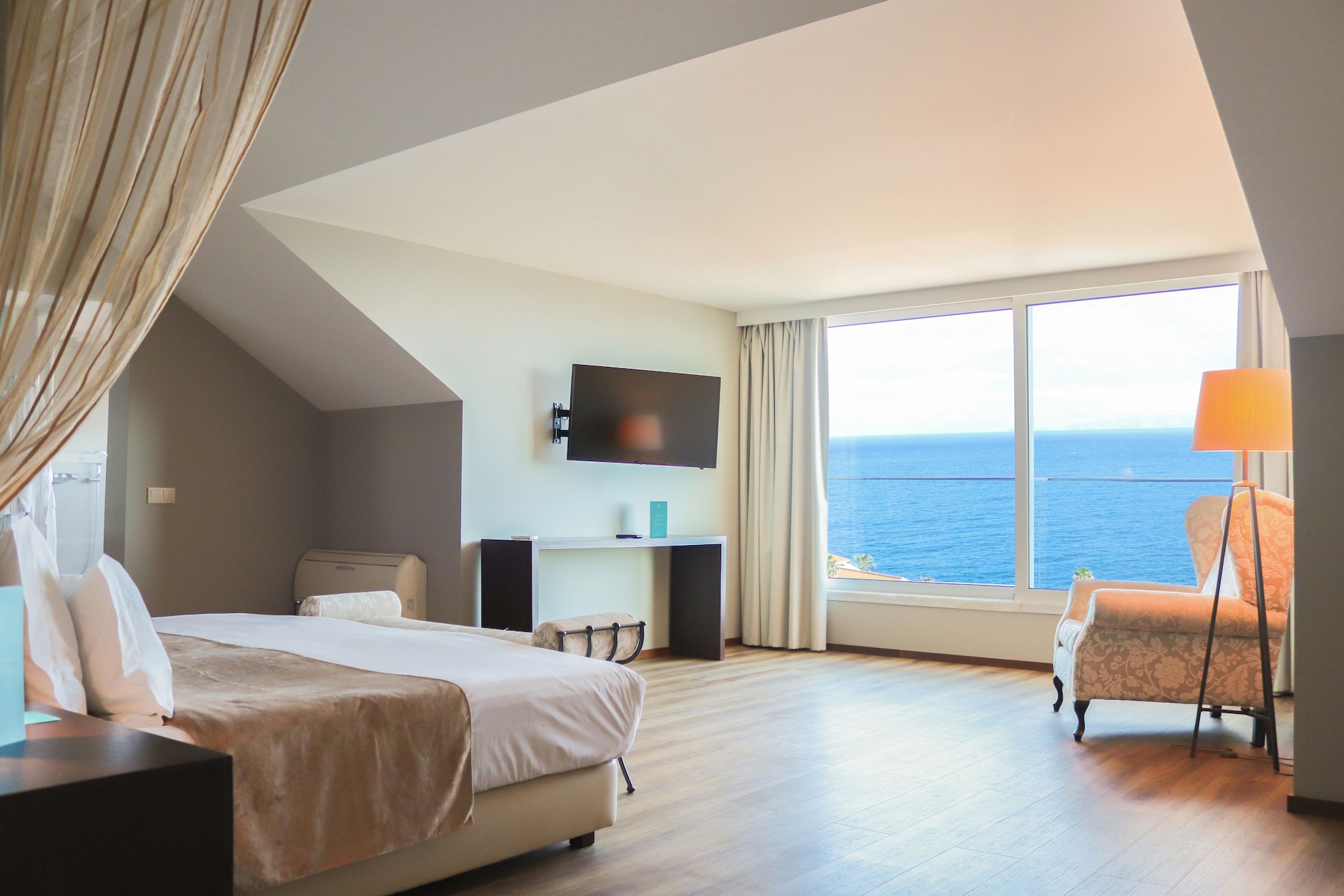 2 Bedrooms, Master, Suite, Double and Twin Beds