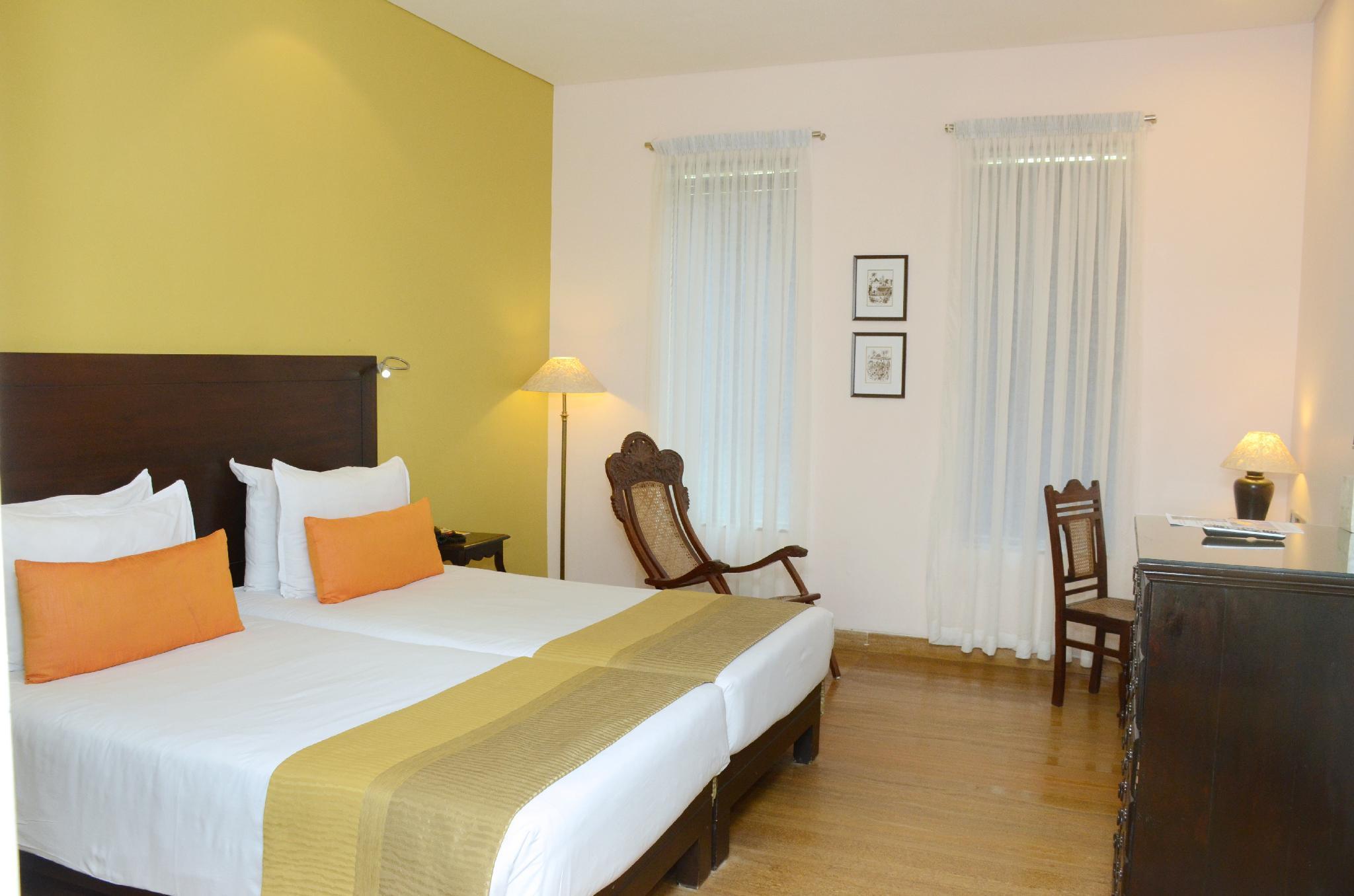 Courtyard, Twin Beds