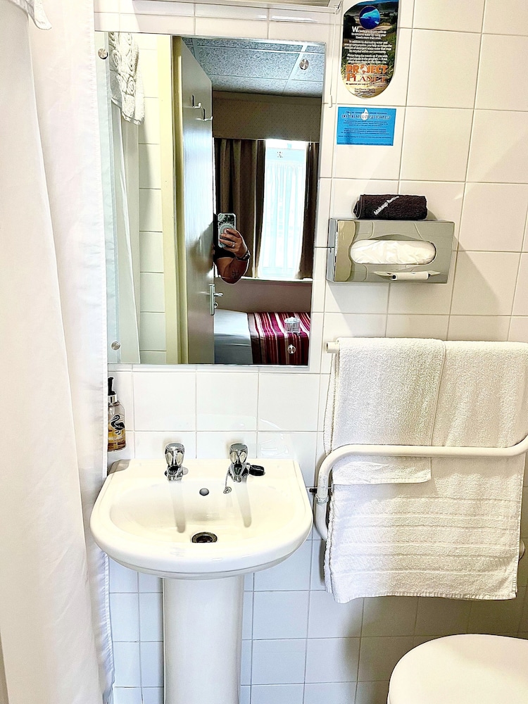 Clifton Court Metro Hotel 49/50
