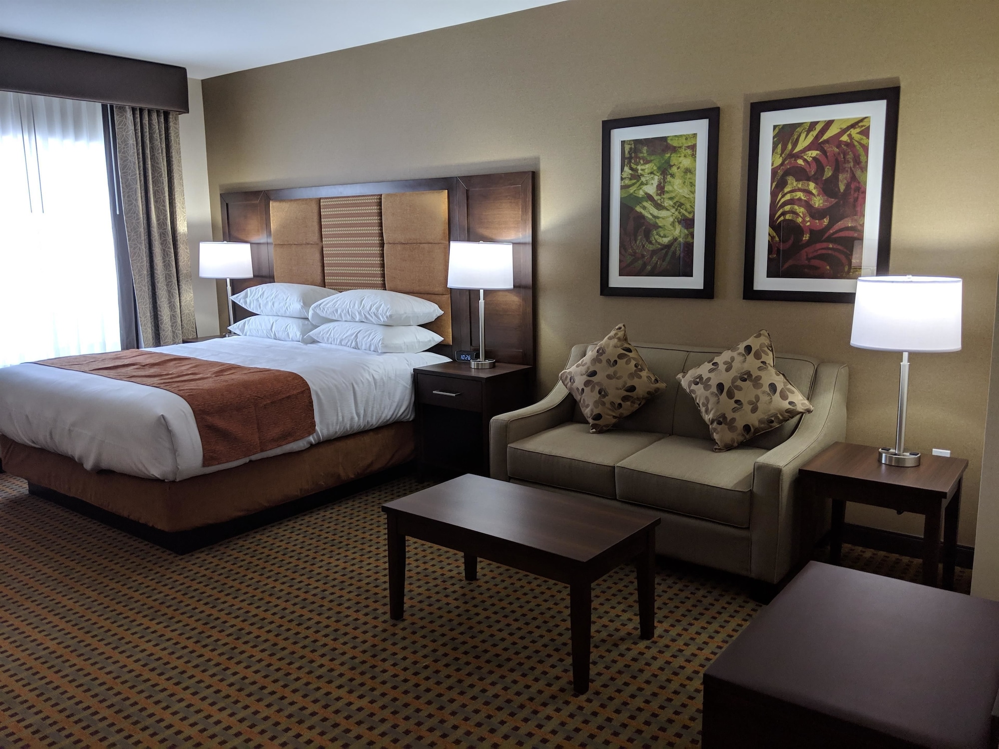 غرفة قياسية بسرير كينج مع أريكة بمطبخ صغير، Best Western Plus Hinton Inn and Suites 3/9