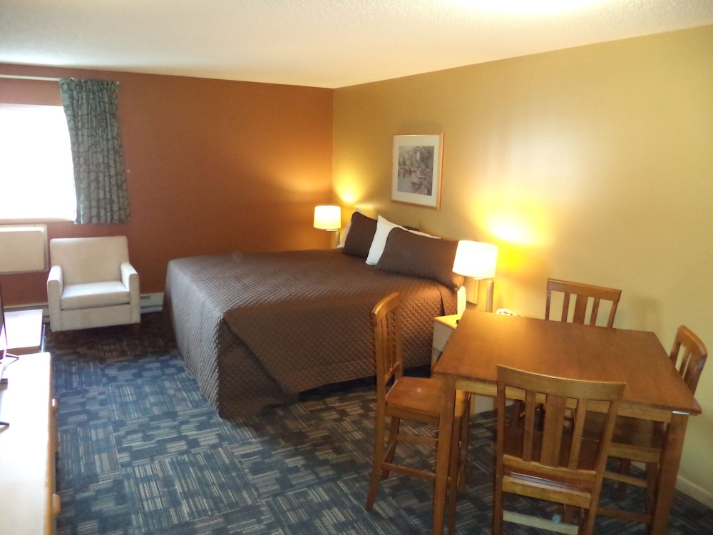 Lakeside Motor Inn 13/26
