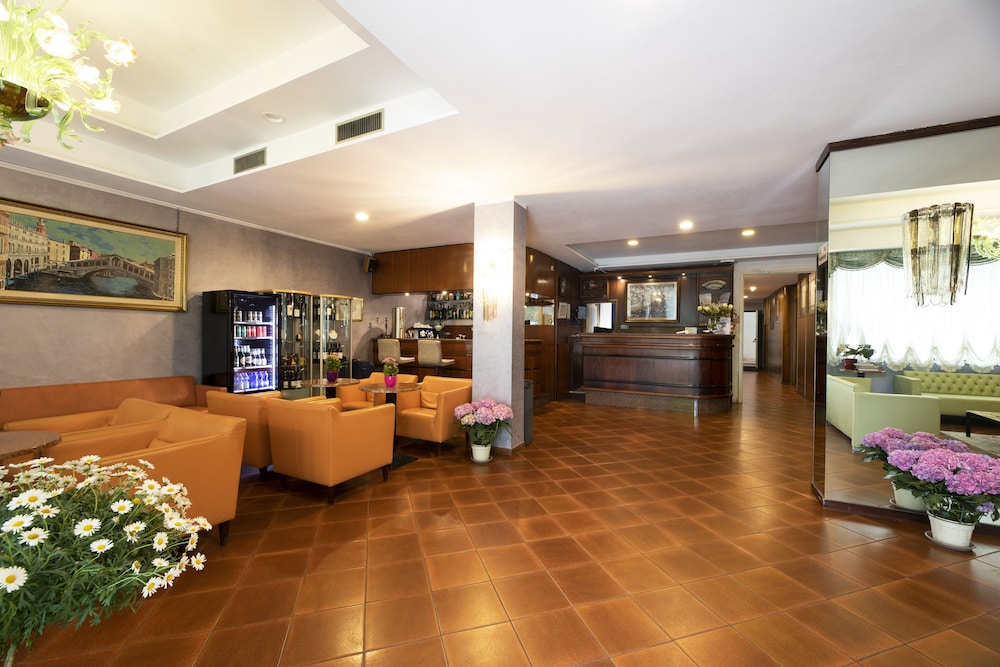 Vienna Hotel 6/53