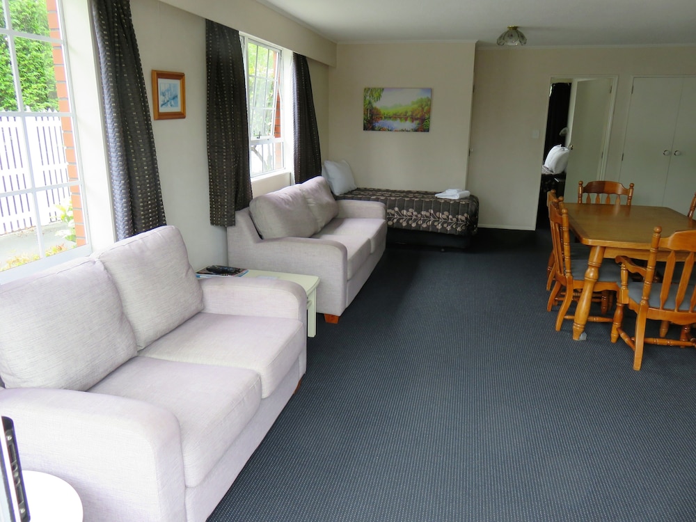 Admirals Motor Lodge 46/71