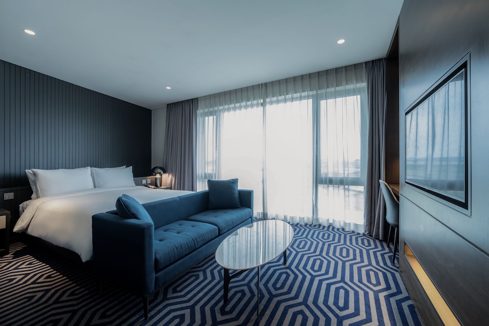 Suite, Double Bed, Pool Deck, Corner