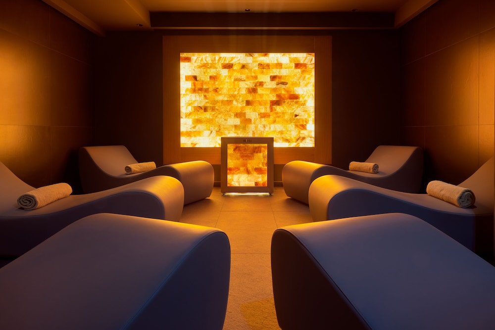 Amphora Hotel 63/80