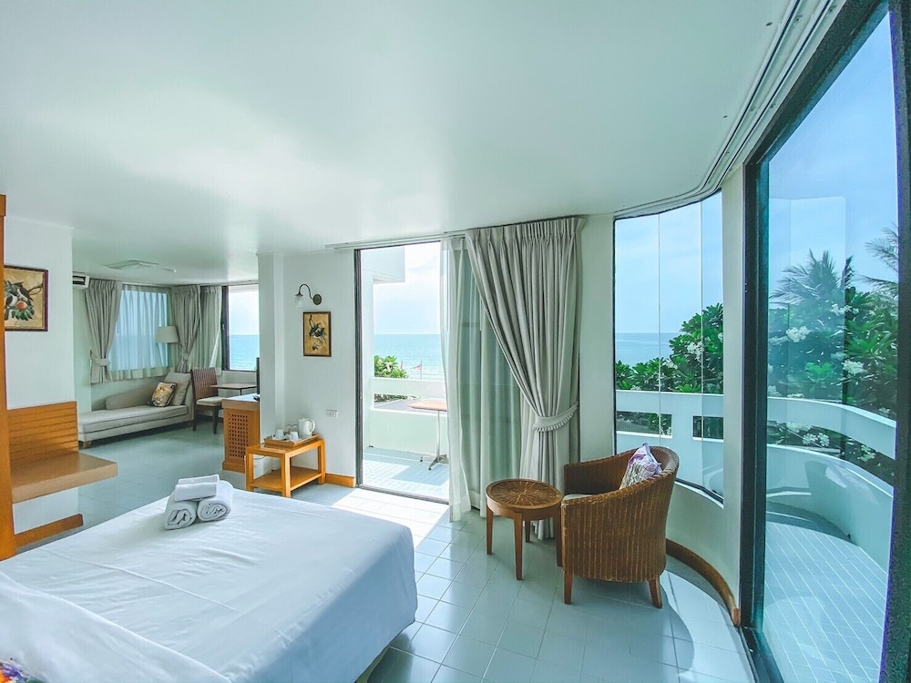 Nern Chalet Beachfront Hotel 18/74