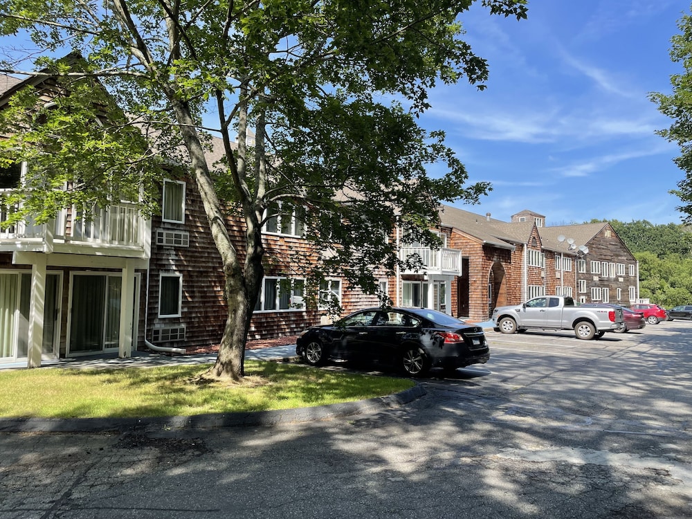 Gold Star Inn Suites 3/40