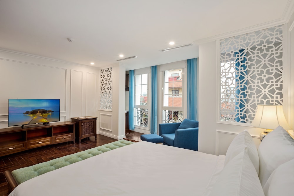 DELUXE, DOUBLE OR TWIN BED, CITY VIEW