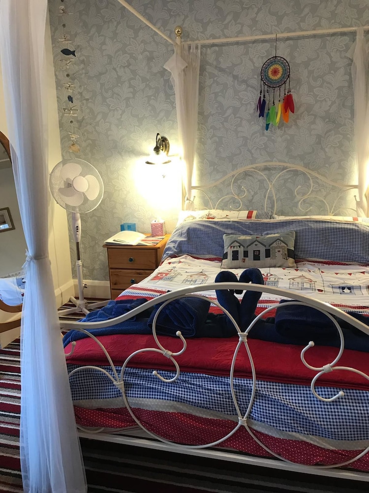Lyndsay Guest House 17/50