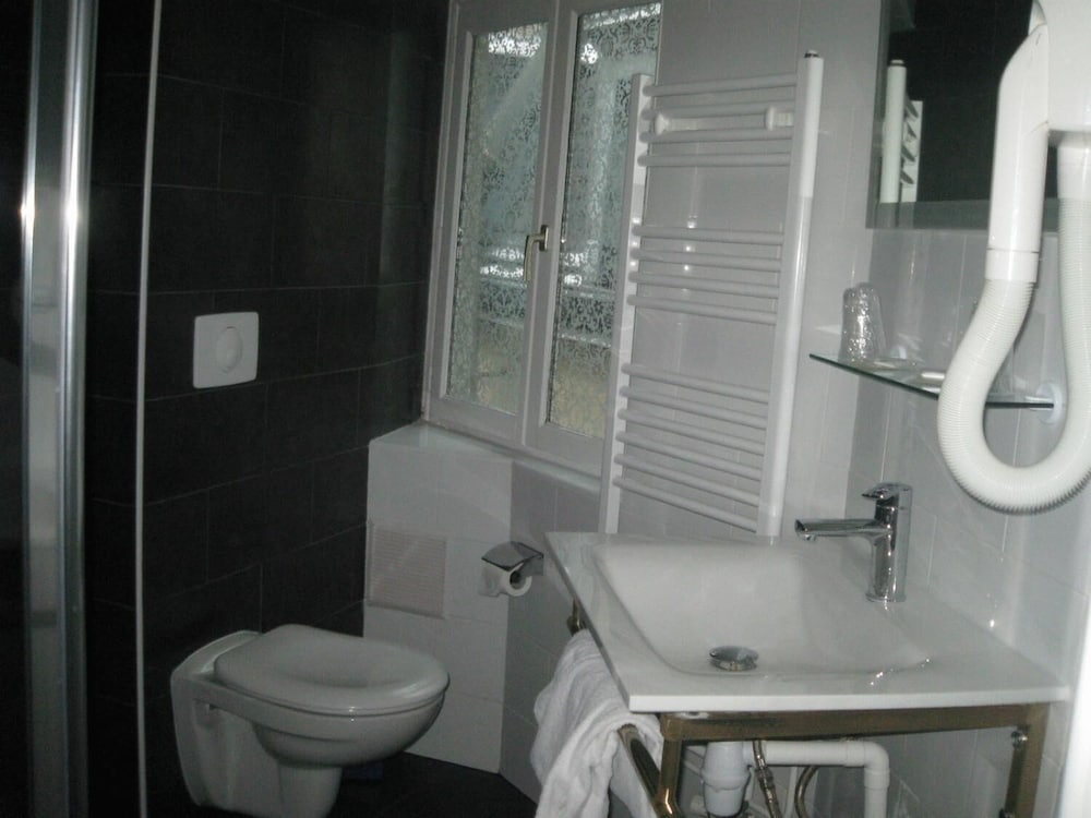 Jeff Hotel 16/60