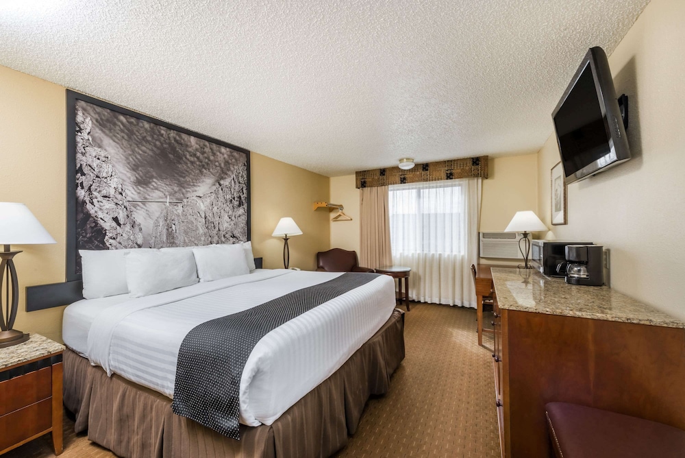 Super 8 by Wyndham Canon City 2/23