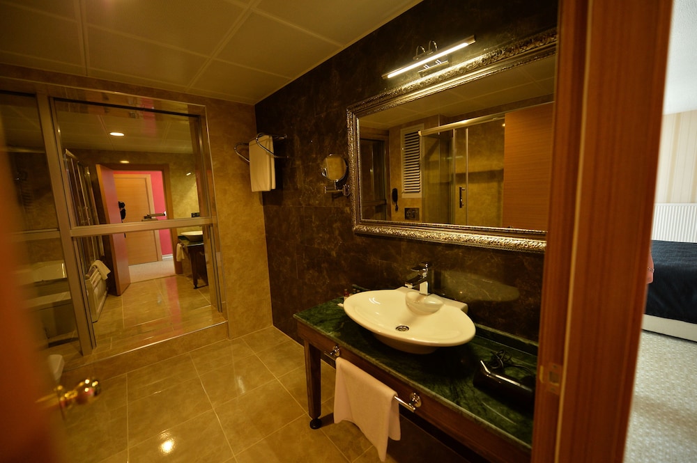 Neba Royal Hotel 46/50