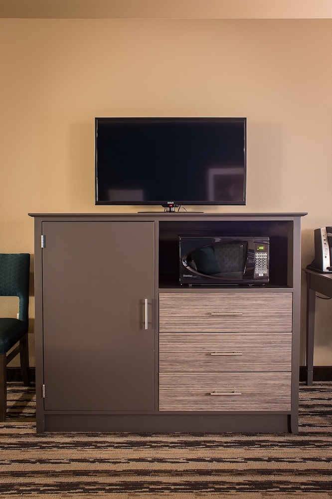 GrandStay Hotel and Suites 8/63