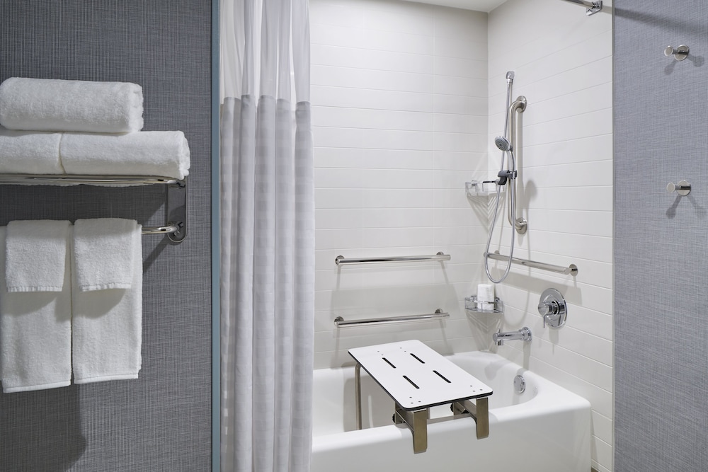 Hyatt Place Wilmington Riverfront 66/66