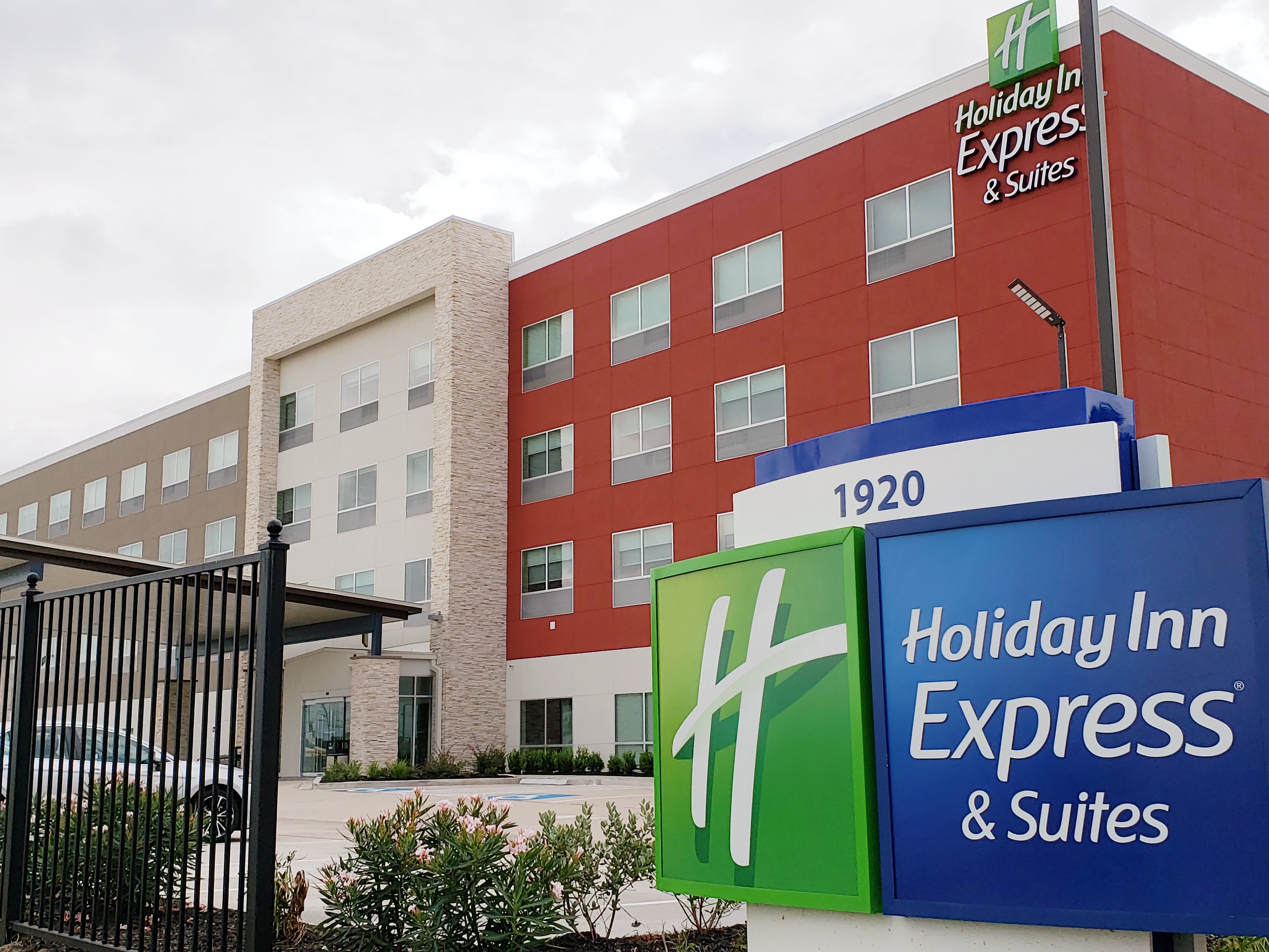 Holiday Inn Express Suites Houston Iah Beltway 8 2/65
