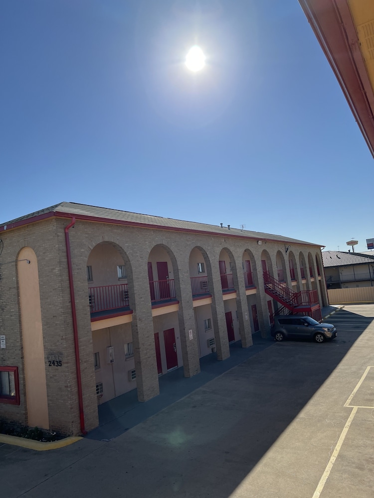 Executive Inn and Suites Lackland AFB 10/17