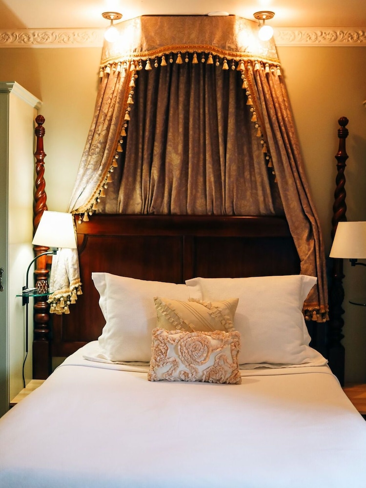 Princess, Suite, Queen Bed, Sofa
