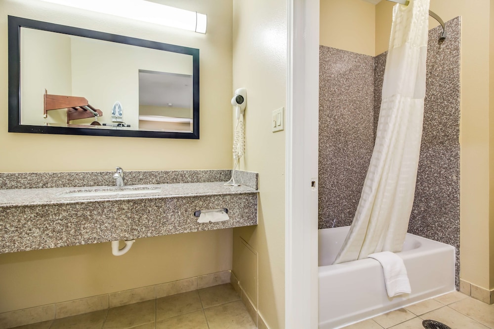 Americas Best Value Inn And Suites Tomball 19/30