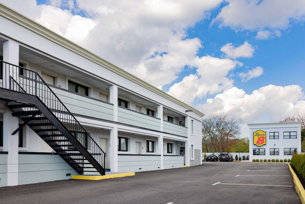 Super 8 by Wyndham Lindenhurst 16/22