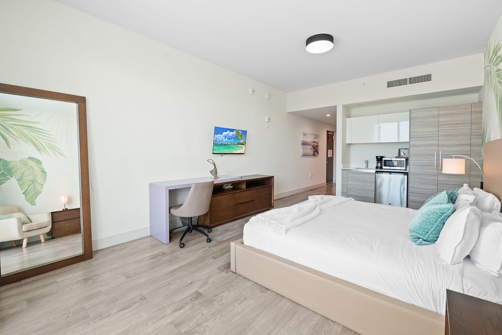 CH Luxury Condos & Studios On The Beach 24/50