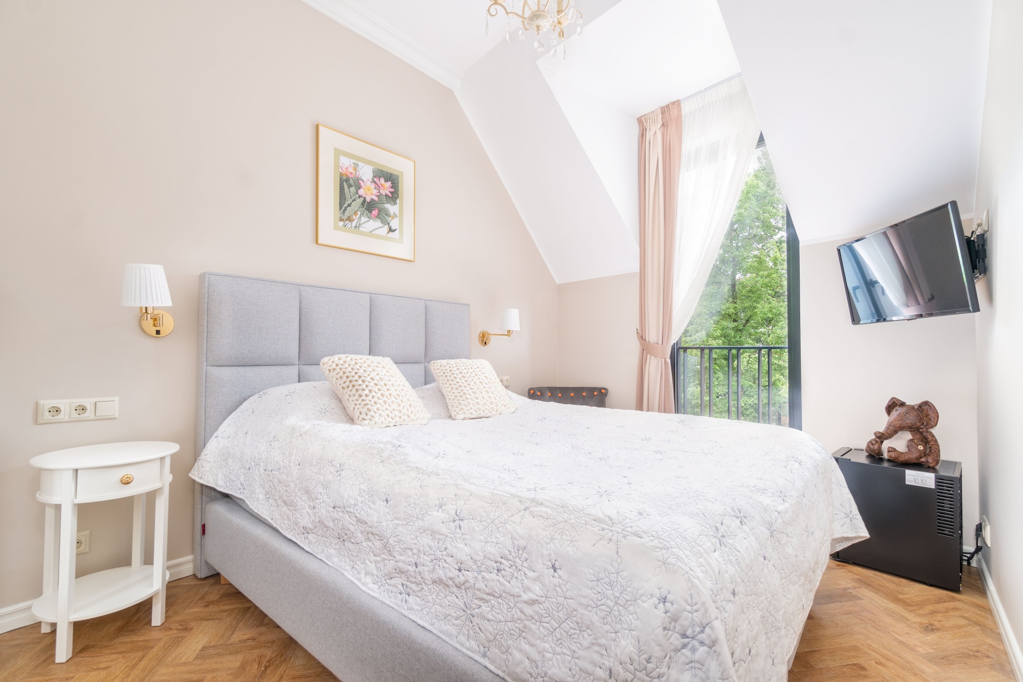 ROOM, DOUBLE BED