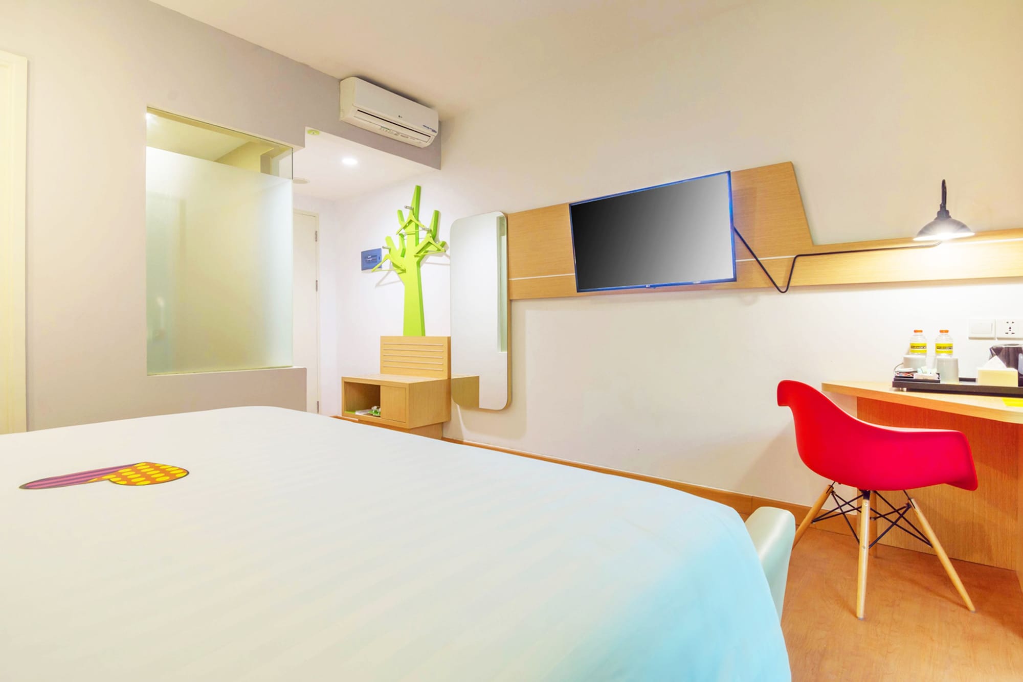 Warmth, Deluxe, King Bed، MaxOneHotels.com at Resort Makassar 3/4