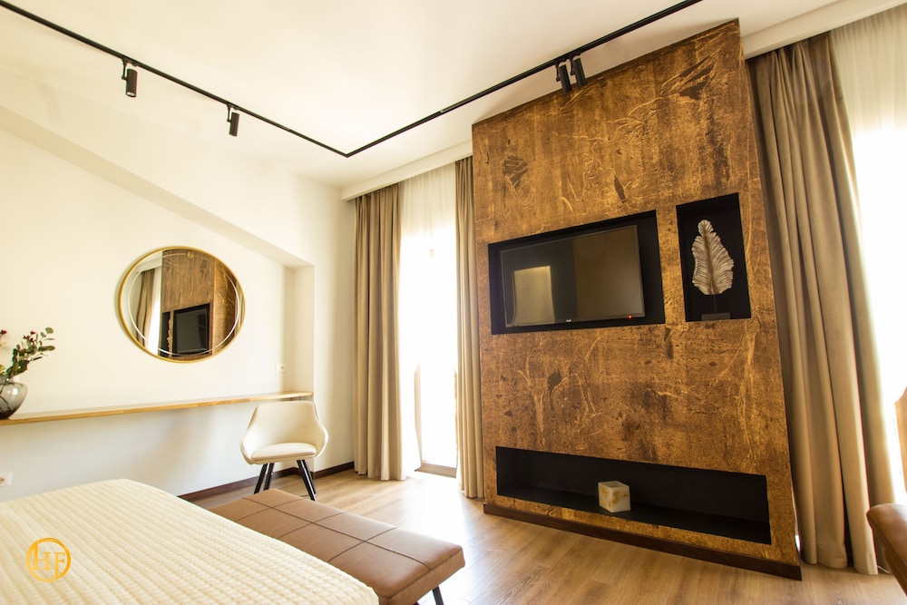 HOTEL FANTASY 15/24