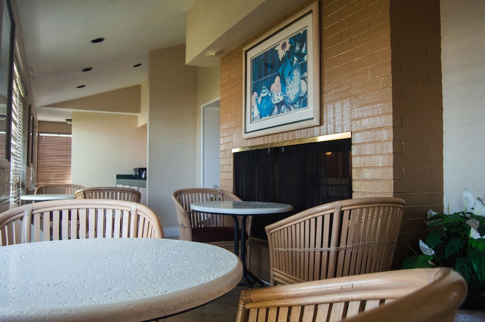 Americas Inn Sugarland/Stafford photo5