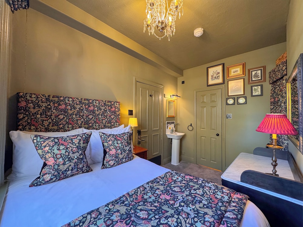 ROOM, QUEEN BED, SMALL