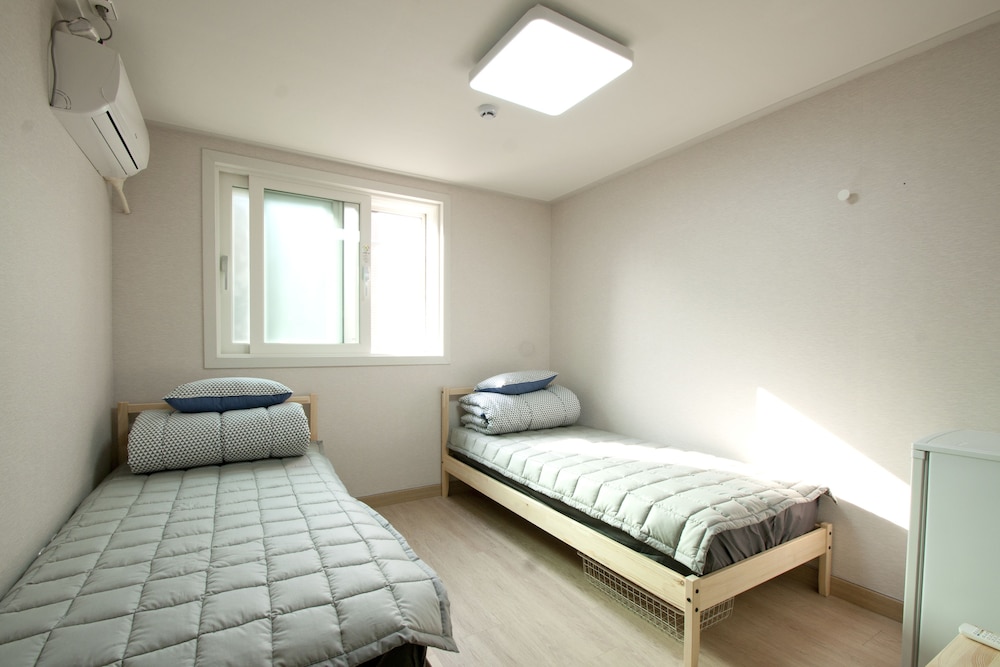 DELUXE, TWIN BEDS, PRIVATE BATHROOM