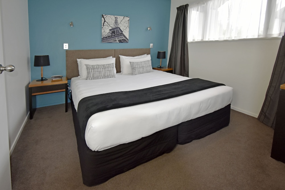1 BEDROOM, SUITE, JETTED TUB