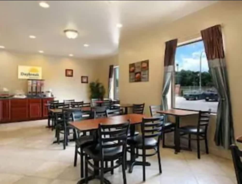 Days Inn by Wyndham Downtown St. Louis 18/24