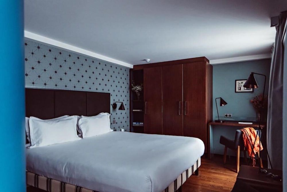 EXECUTIVE, TWIN BEDS